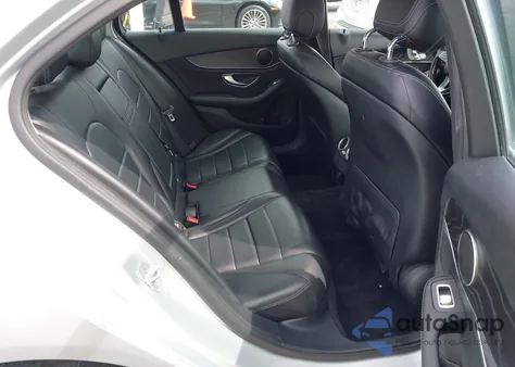 2015 Mercedes-Benz C 300 4Matic z USA, uszkodzony, nr VIN 55SWF4KB8FU005678